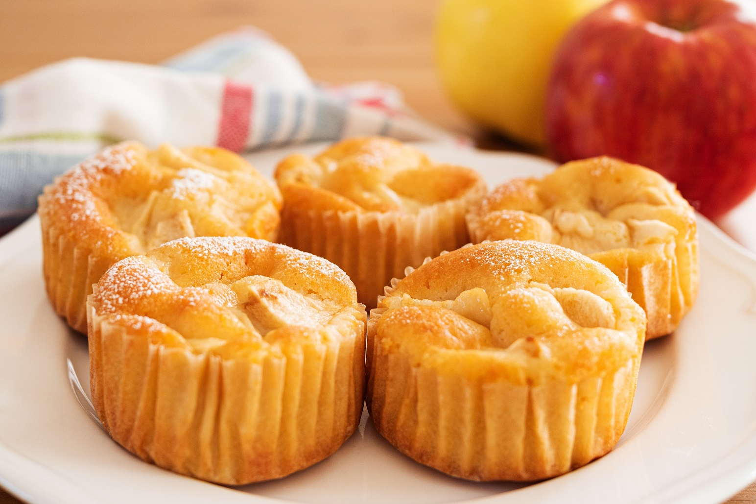 Muffinki z jabłkiem i cynamonem 